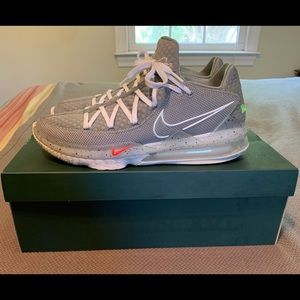 Nike Lebron XVII Low